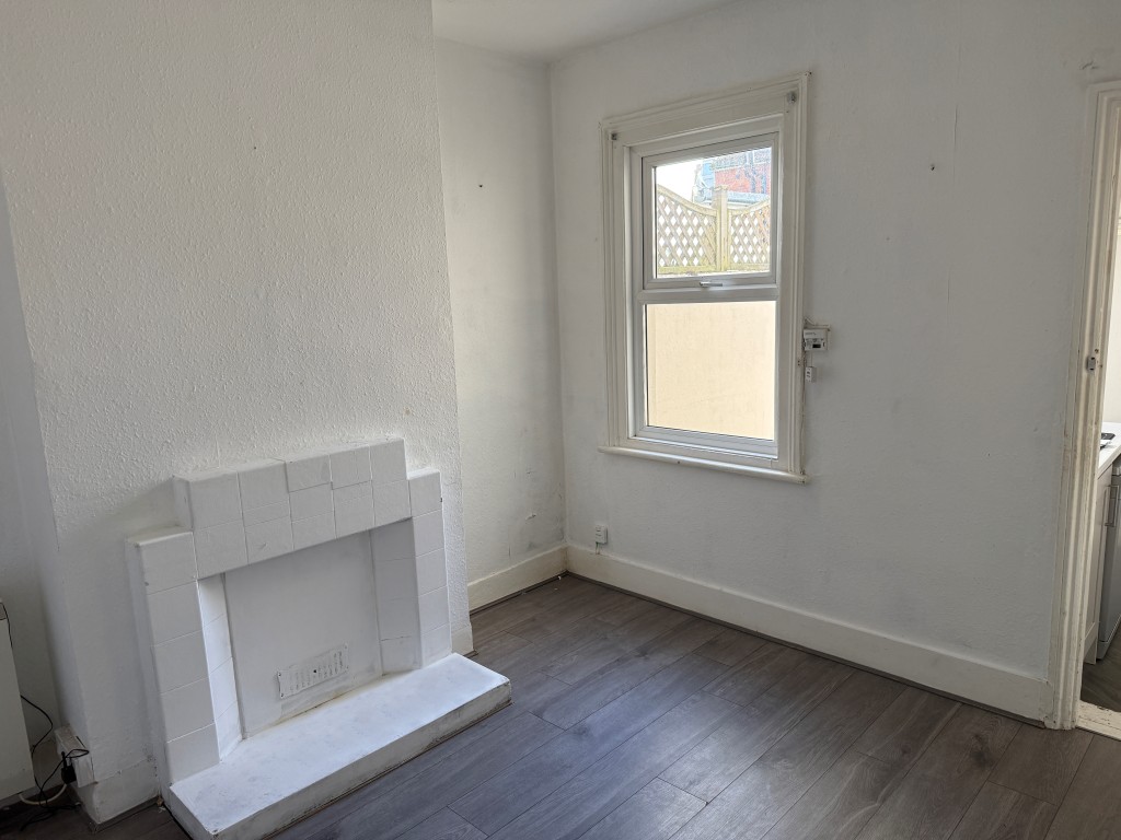 Lot: 37 - TERRACE HOUSE IN NEED OF UPDATING - Dining room